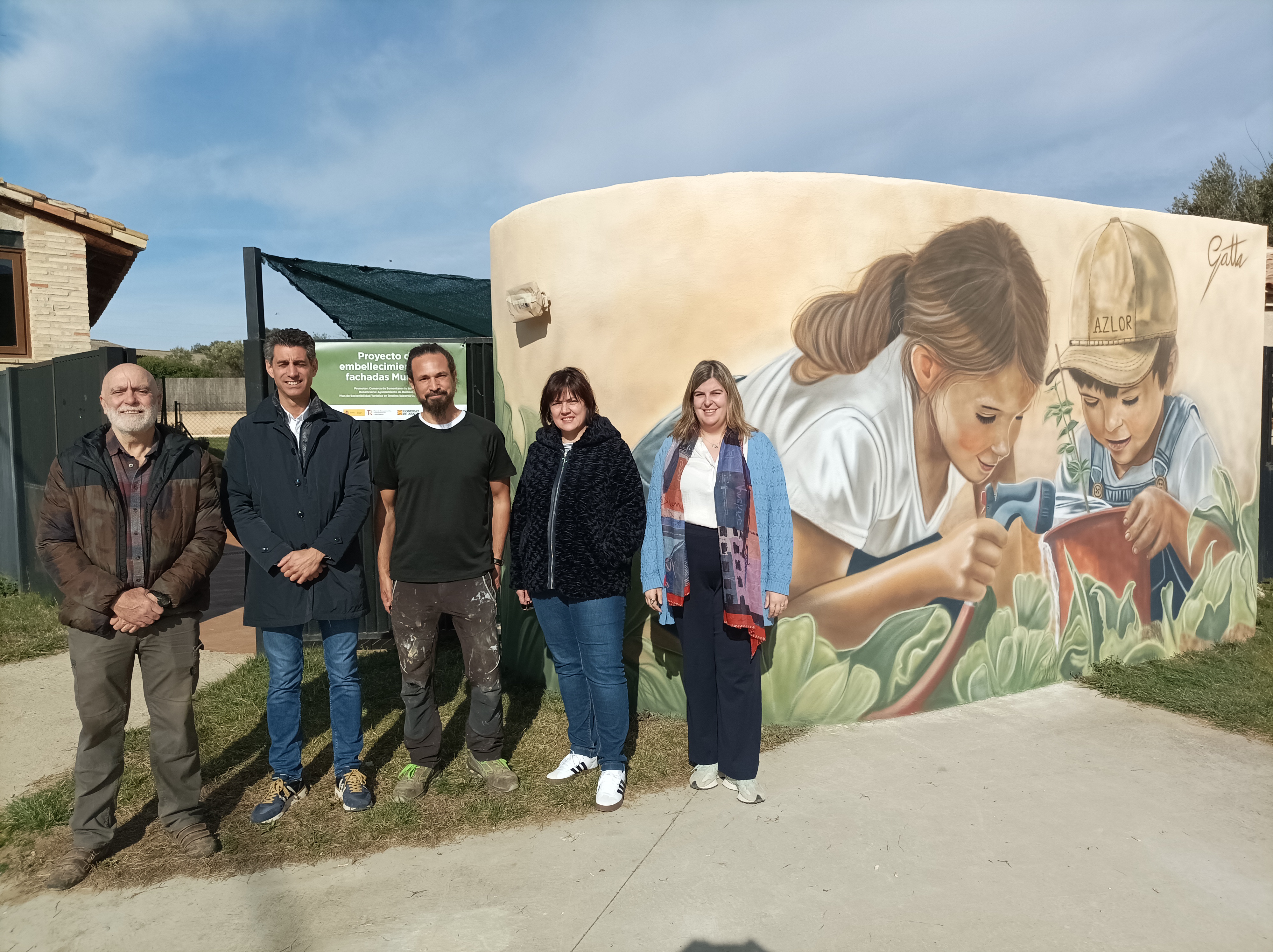 Gatta juega en Azlor con el agua, la infancia y la huerta en el primero de los murales del proyecto Saborea Guara Somontano 