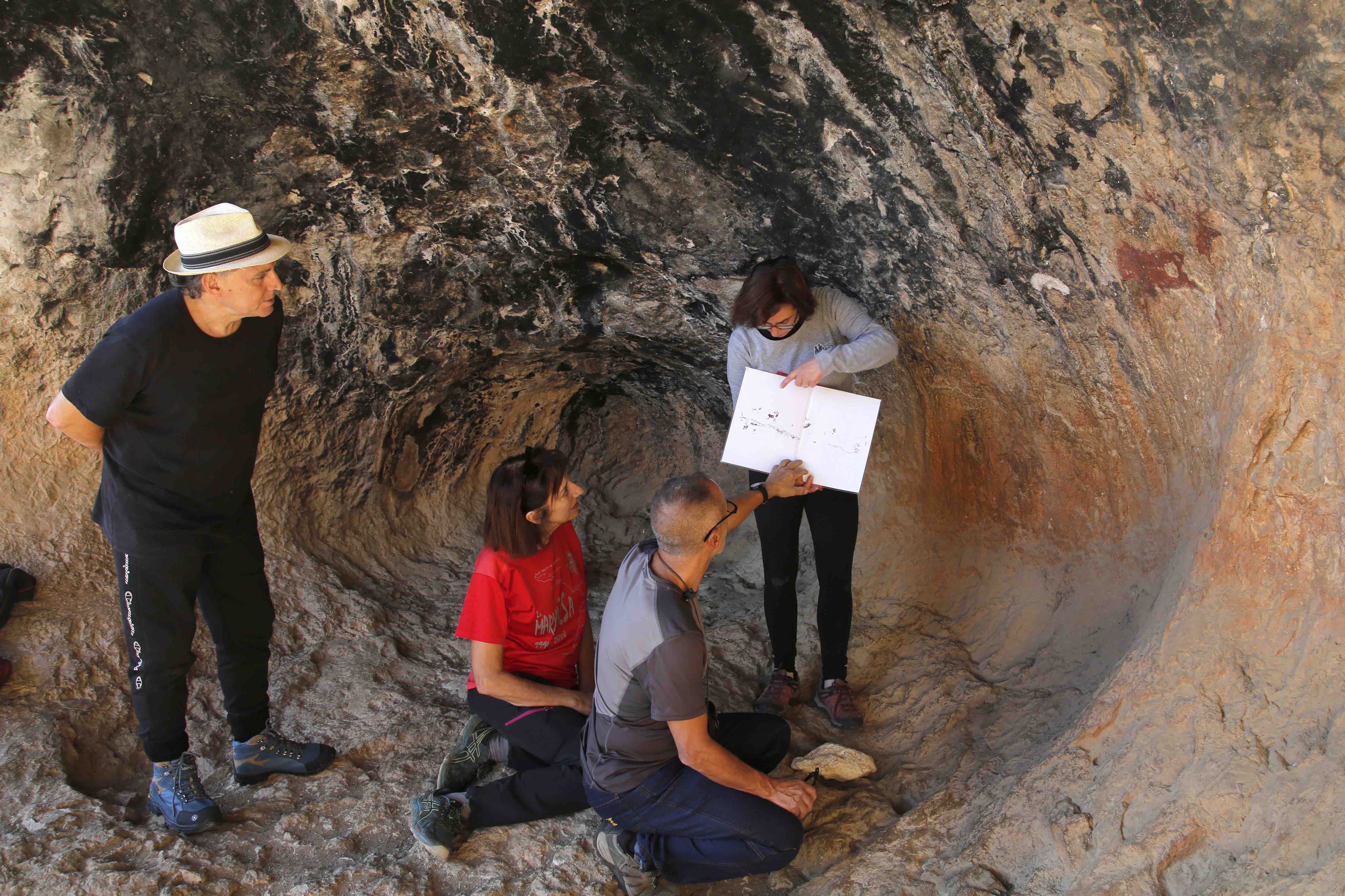 Visita al abrigo de Arpán. Foto Nosotros. 