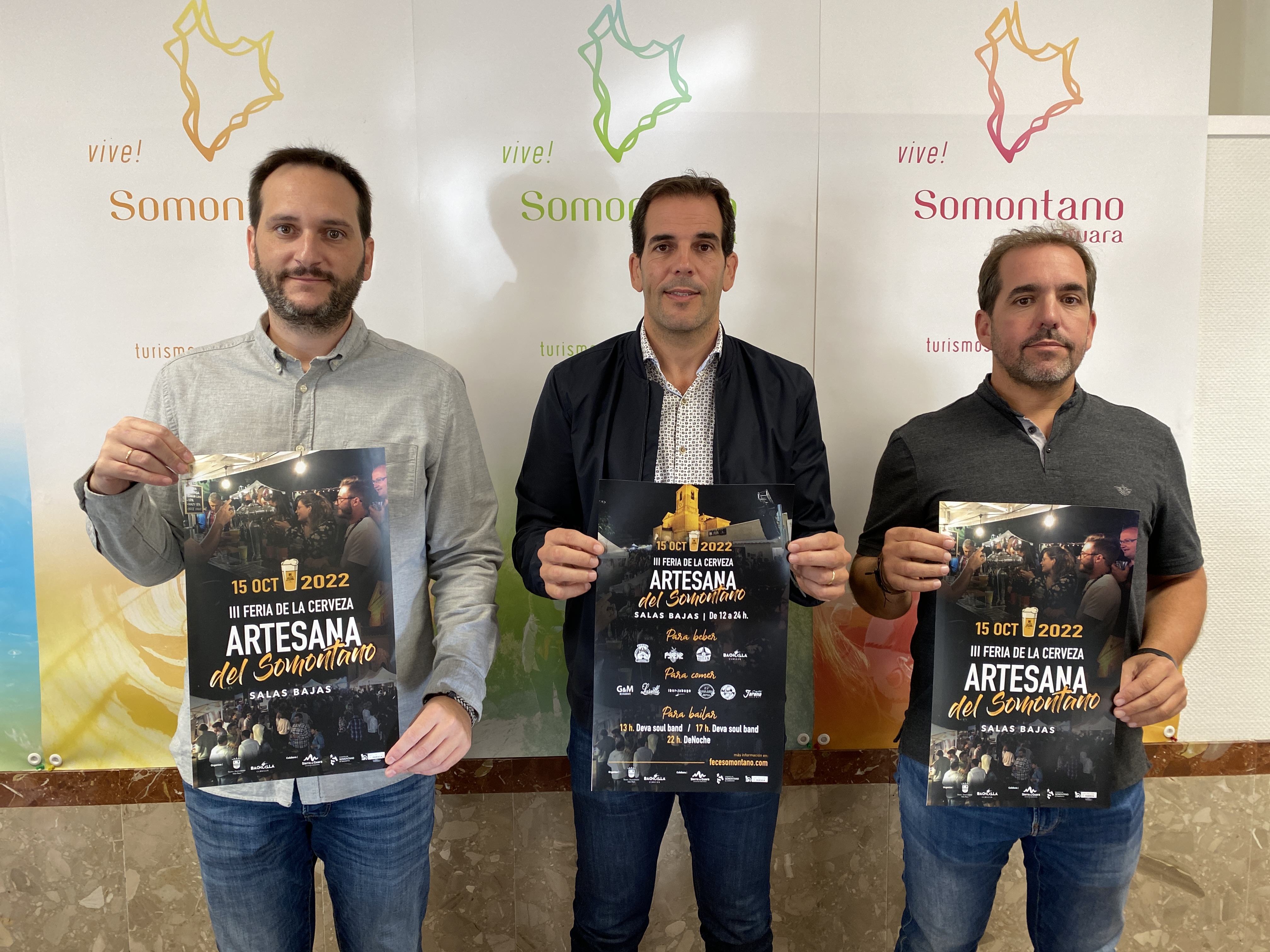 Javier Román, Daniel Gracia y Jorge Gracia con el cartel de la edición de este año. 