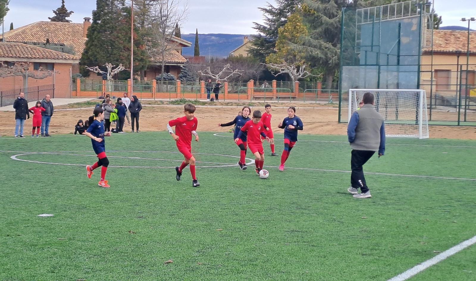 Estadilla lidera la Liga Comarcal de fútbol sala benjamín y alevín tras la cuarta jornada disputada en Adahuesca 