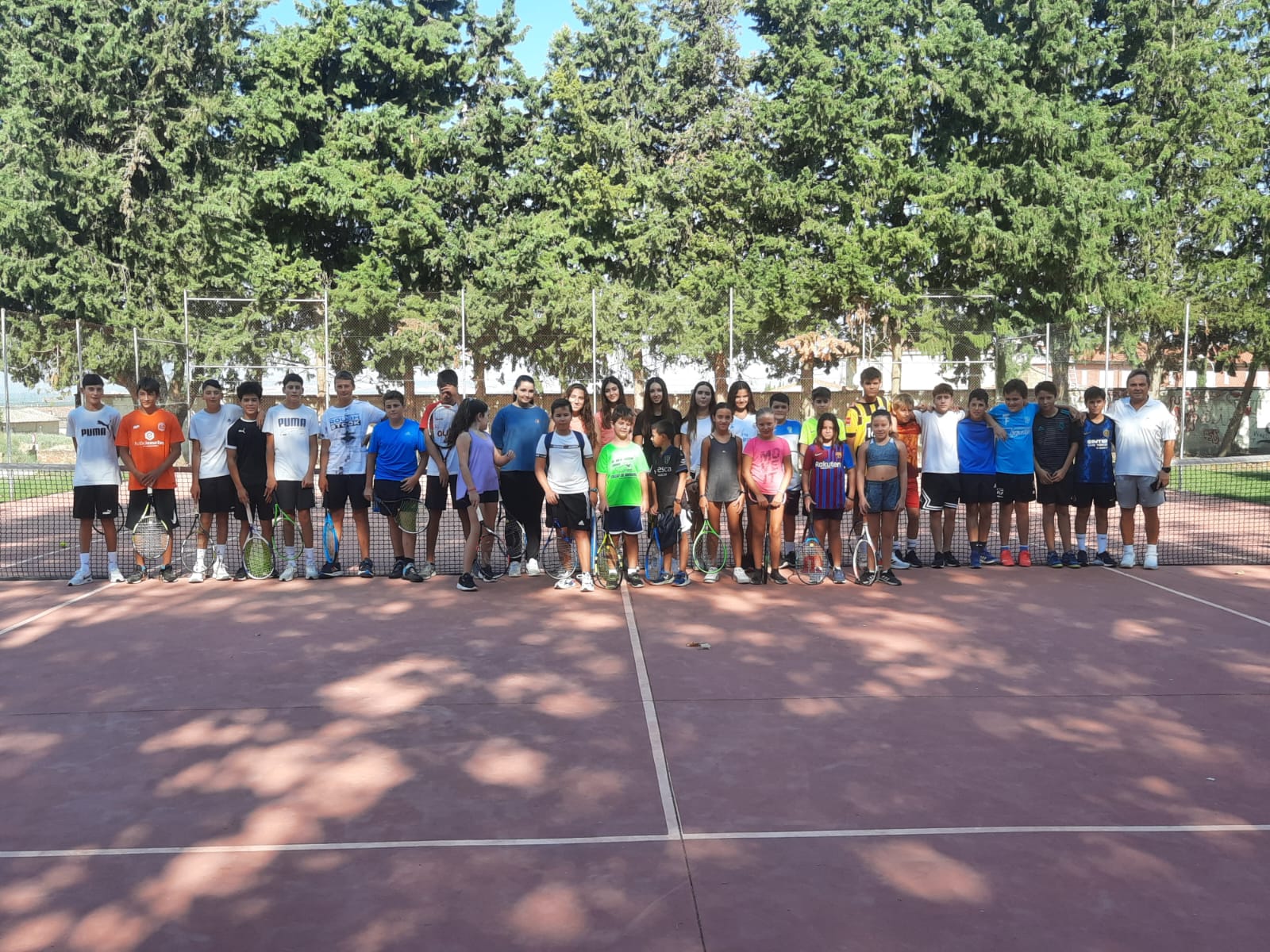 Éxito de participación en el torneo de tenis individual de Peralta de Alcofea con 41 jóvenes tenistas 