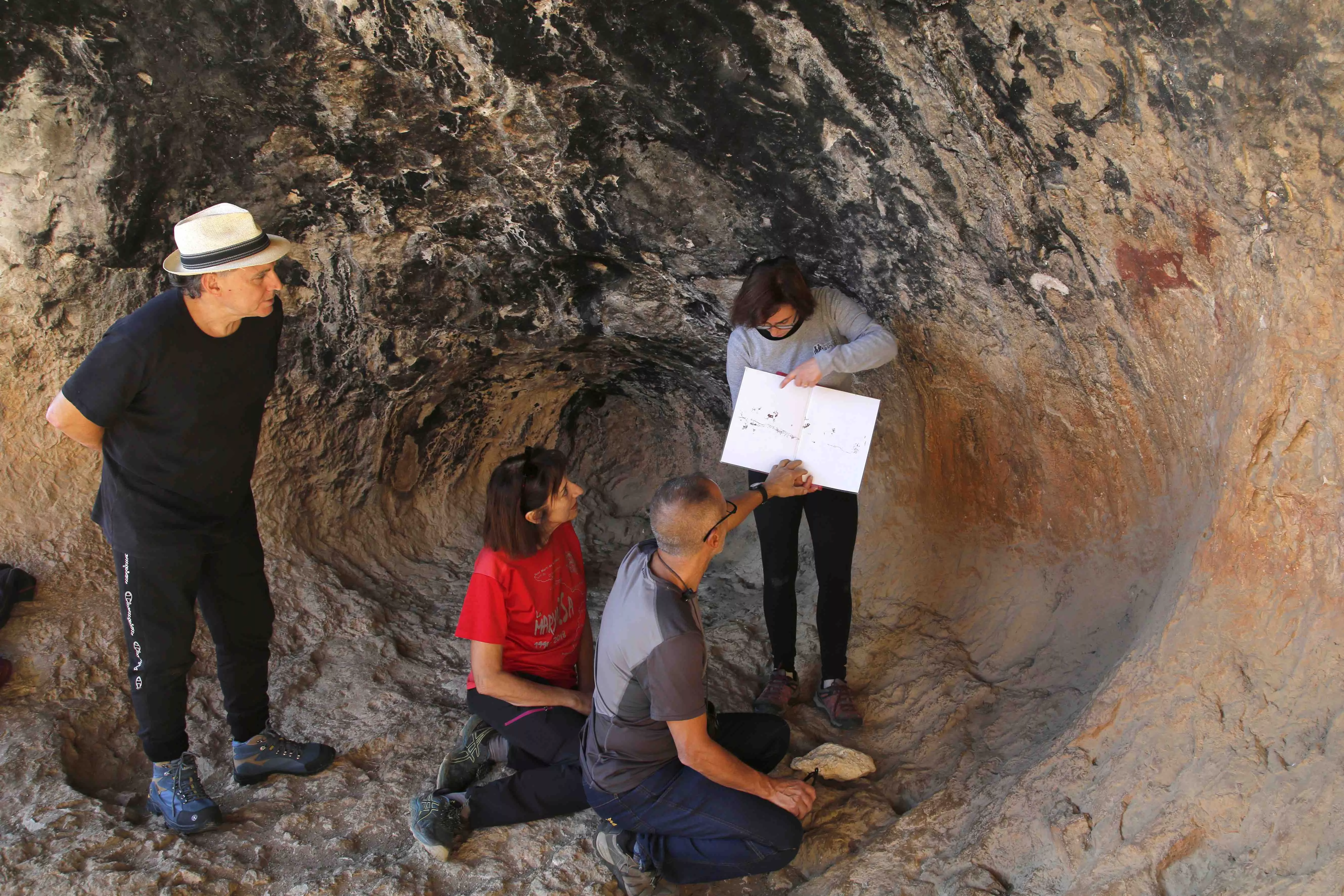 Visita al abrigo de Arpán. Foto Nosotros. 