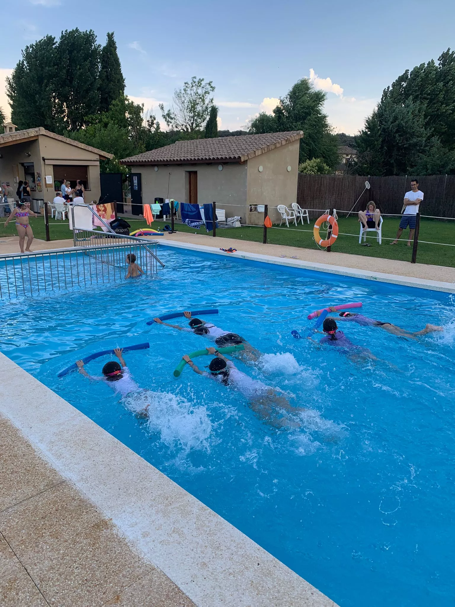 niños en clase de natacion