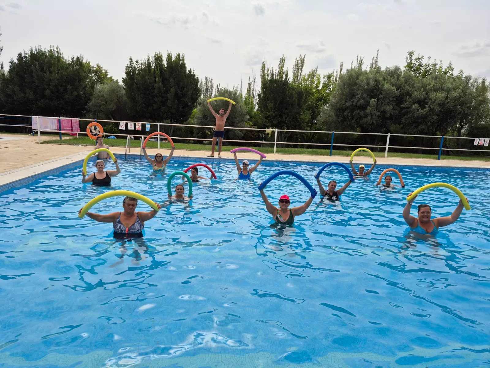 señoras en clase de aquagym
