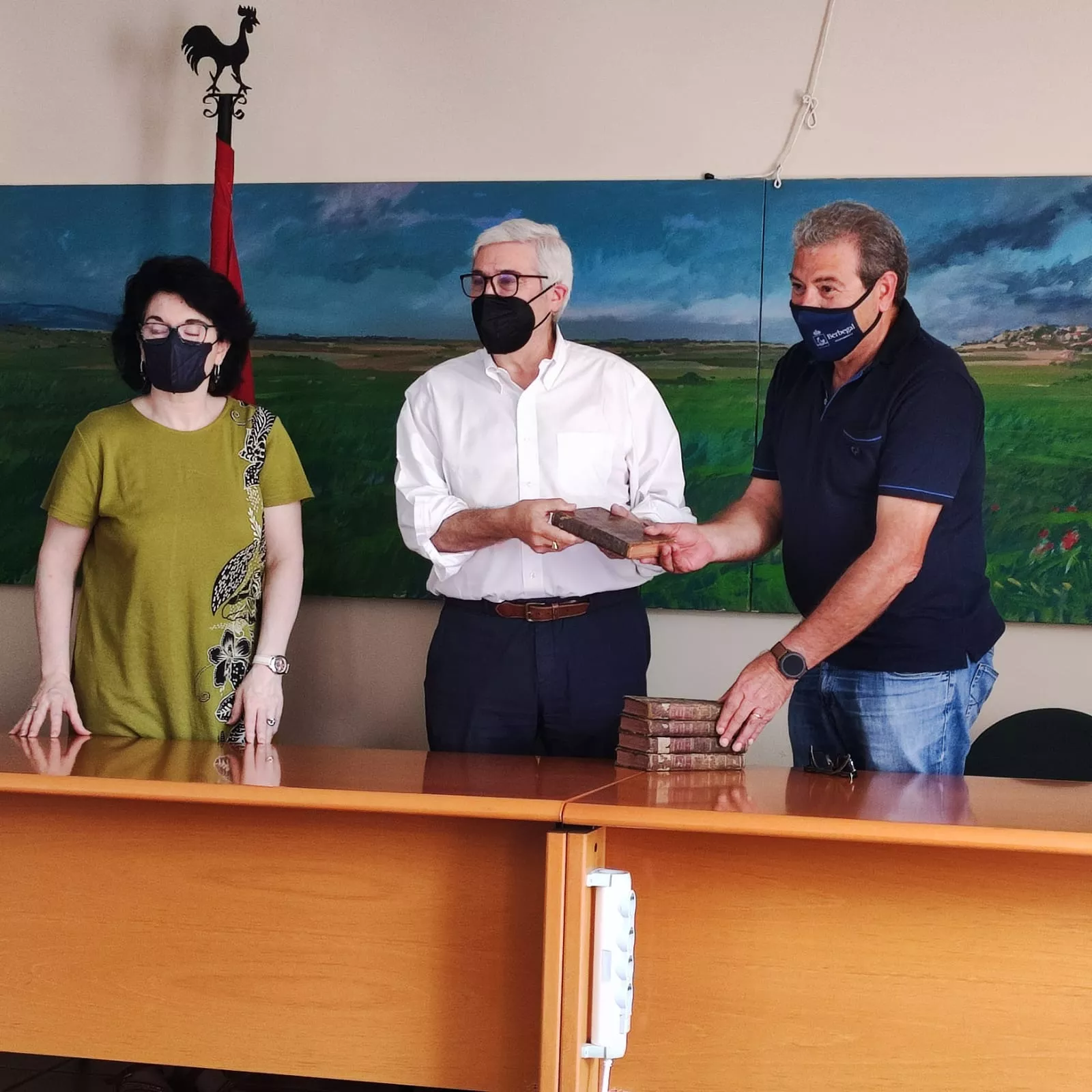 El vecino de Berbegal Arturo Santolaria dona al Ayuntamiento de Berbegal cinco ejemplares de una obra del siglo XVIII 