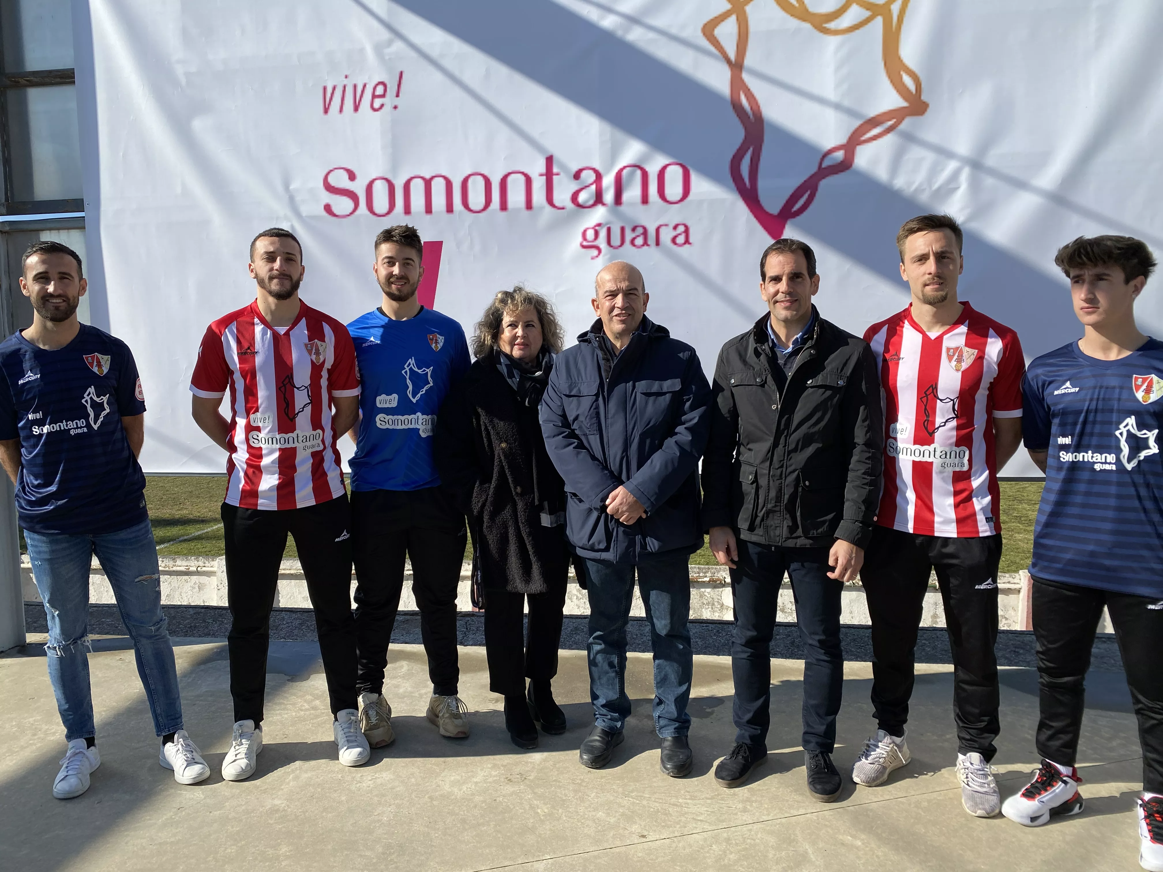La marca turística Guara Somontano ya luce en las camisetas de los equipos de la U.D. Barbastro 