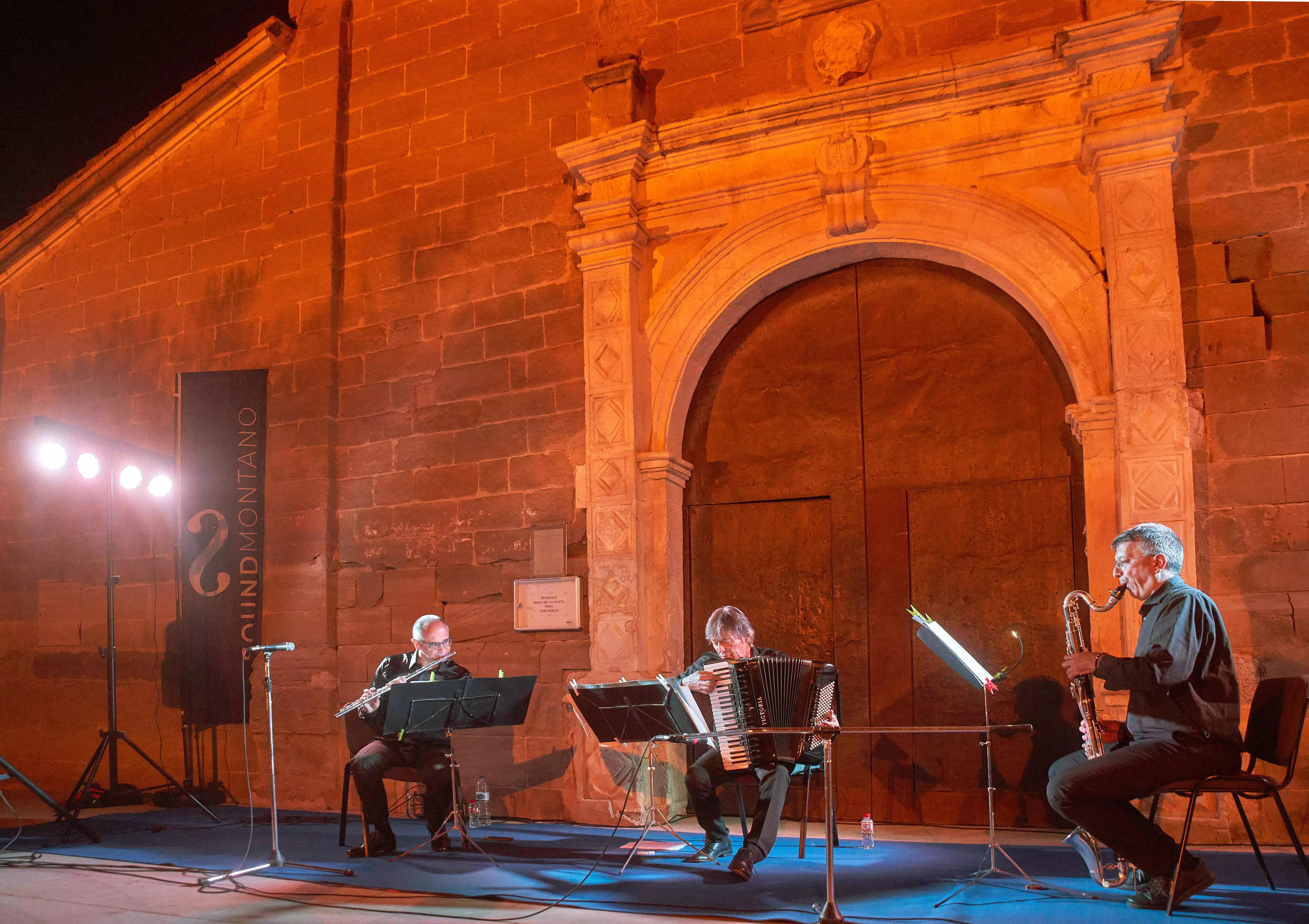 Música de cine, tangos y ópera en el exterior de la iglesia de Pozán de Vero 