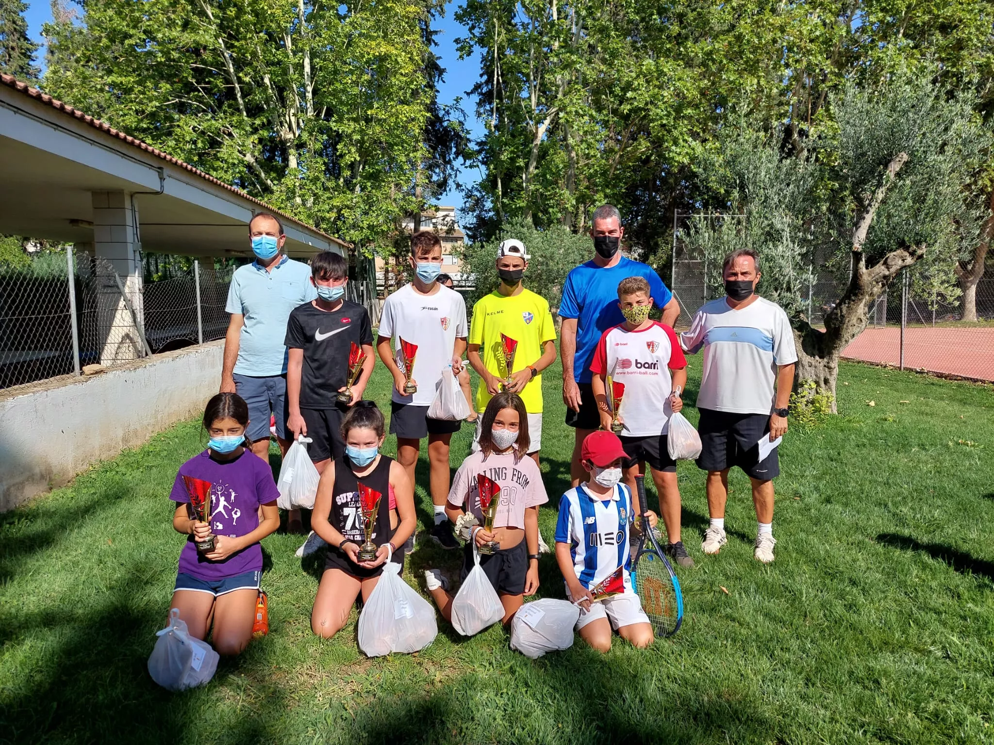 Cincuenta tenistas participan en el tradicional campeonato comarcal de Peralta de Alcofea