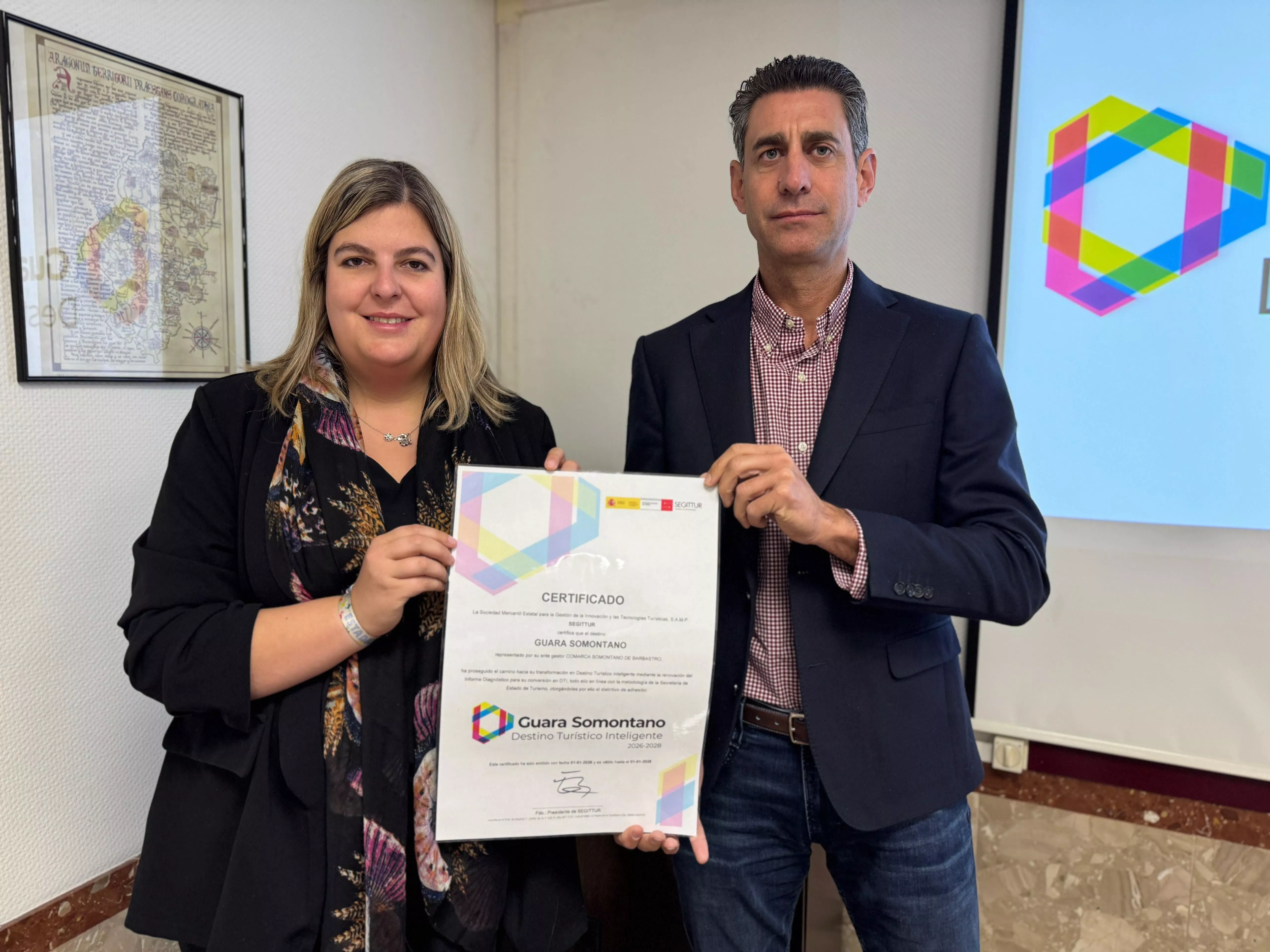 Pilar Lleyda y Saúl Pérez con el galardón.